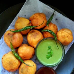 Batata Vada  with chutney (3)